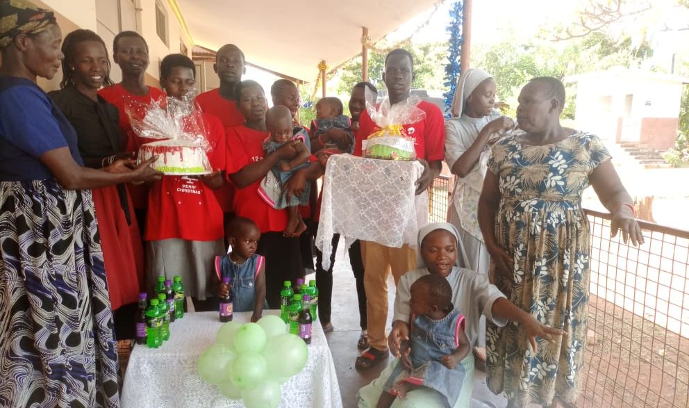 children_christmas_2021_with_staff